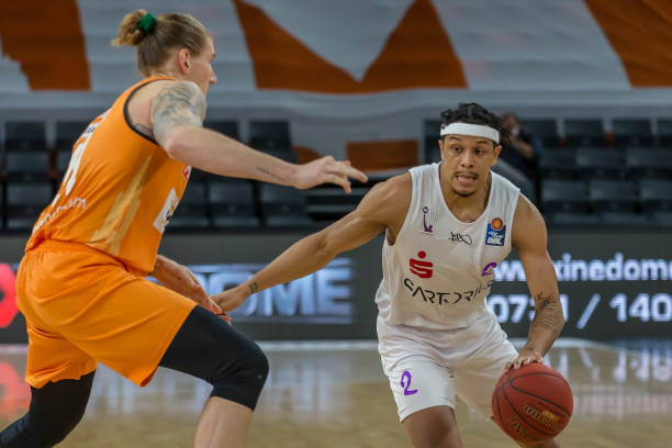 尽管他们出 尽管他们出